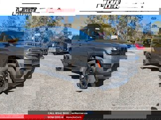 New 2025 Jeep Grand Cherokee Altitude image 1