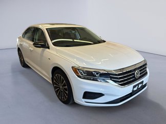 Used 2022 Volkswagen Passat 2.0T image 1
