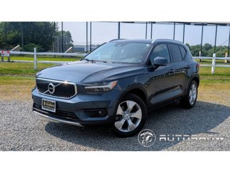 Used 2022 Volvo XC40 T5 Momentum image 1