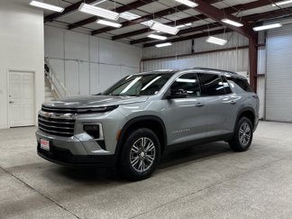 Used 2025 Chevrolet Traverse LT image 1