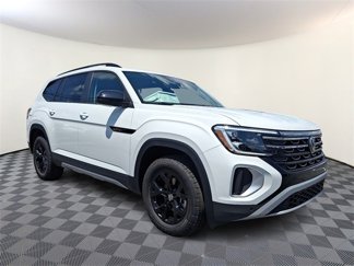New 2025 Volkswagen Atlas Peak Edition SE image 1