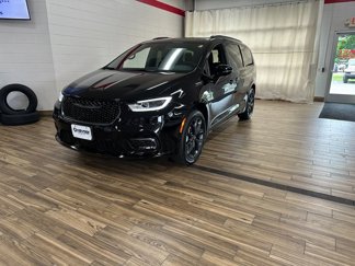 New 2025 Chrysler Pacifica Limited w/ Trailer Tow Group image 1