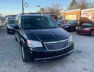 Used 2014 Chrysler Town & Country Touring image 1