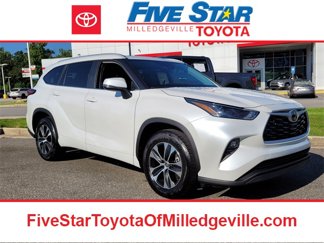 Used 2025 Toyota Highlander XLE image 1