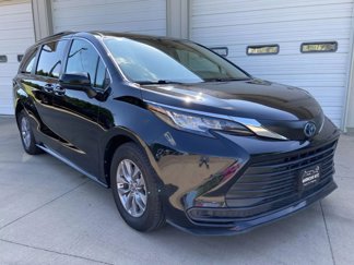 Used 2022 Toyota Sienna LE image 1