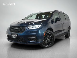 Used 2022 Chrysler Pacifica Limited w/ Uconnect Theater Family Group image 1