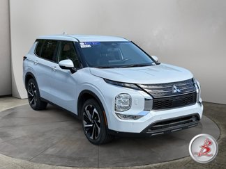 Used 2023 Mitsubishi Outlander SE image 1