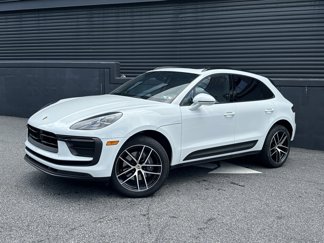 Certified 2025 Porsche Macan image 1