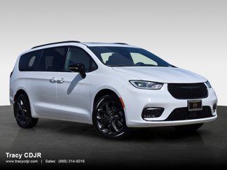 New 2025 Chrysler Pacifica Limited image 1