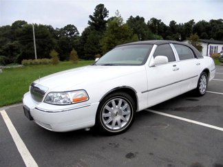 Used 2011 Lincoln Town Car Signature Limited image 1