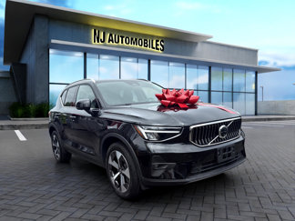 Used 2025 Volvo XC40 B5 Plus image 1