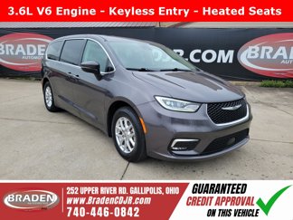 Used 2023 Chrysler Pacifica Touring-L image 1