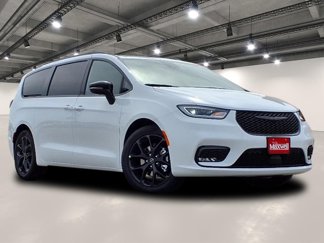 New 2025 Chrysler Pacifica Limited image 1