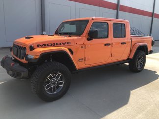 Used 2025 Jeep Gladiator Mojave w/ Convenience Group video 1