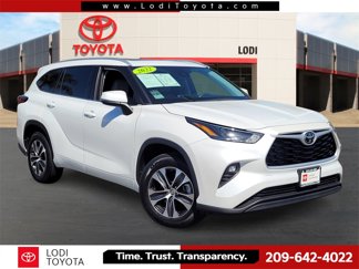 Certified 2022 Toyota Highlander XLE image 1