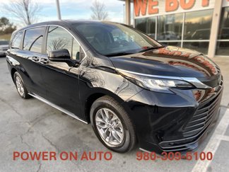 Used 2023 Toyota Sienna LE image 1