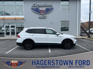Used 2024 Volkswagen Tiguan SE w/ Panoramic Sunroof Package image 1