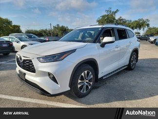Used 2025 Toyota Highlander XLE image 1