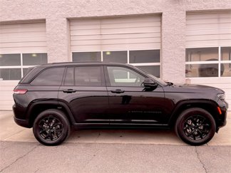 Used 2024 Jeep Grand Cherokee Altitude image 1