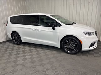 New 2026 Chrysler Pacifica Select image 1