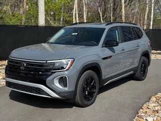 New 2025 Volkswagen Atlas Peak Edition SE image 1