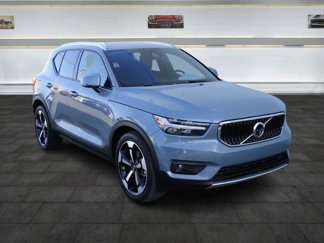 Used 2021 Volvo XC40 T5 Momentum image 1