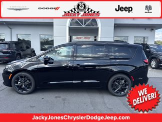 New 2026 Chrysler Pacifica Limited image 1