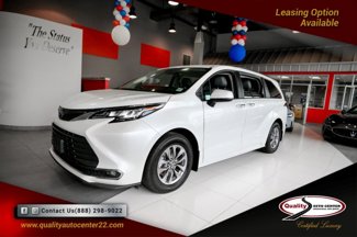 Used 2022 Toyota Sienna XLE image 1