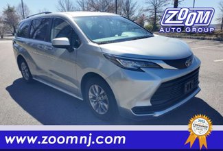 Used 2022 Toyota Sienna LE image 1
