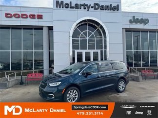 New 2025 Chrysler Pacifica Select w/ Uconnect Theater Family Group image 1