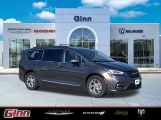 Used 2023 Chrysler Pacifica Limited image 1