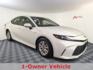 Used 2025 Toyota Camry SE image 1