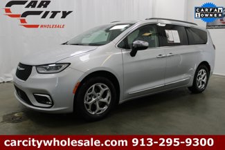 Used 2023 Chrysler Pacifica Limited image 1