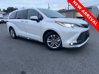 Used 2024 Toyota Sienna Limited image 1
