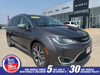 Used 2017 Chrysler Pacifica Limited image 1