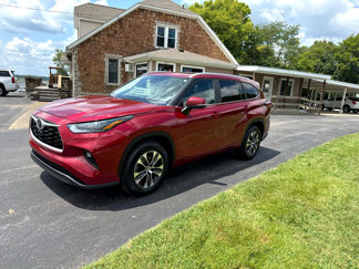 Used 2023 Toyota Highlander XLE image 1
