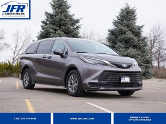 Used 2023 Toyota Sienna LE image 1