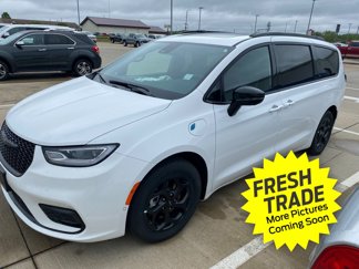 Used 2024 Chrysler Pacifica Premium image 1