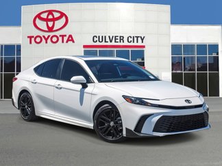 Used 2025 Toyota Camry SE image 1