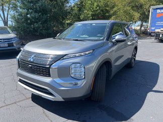 Used 2024 Mitsubishi Outlander SE image 1