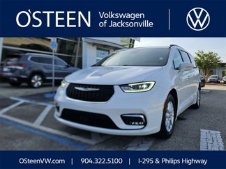 Used 2022 Chrysler Pacifica Touring-L w/ Uconnect Theater Family Group image 1