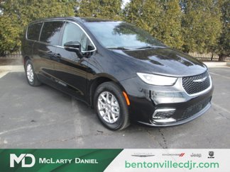New 2025 Chrysler Pacifica Select image 1