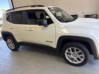 Used 2023 Jeep Renegade Latitude w/ Sun & Fun Group image 1