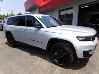 Used 2023 Jeep Grand Cherokee L Laredo image 1