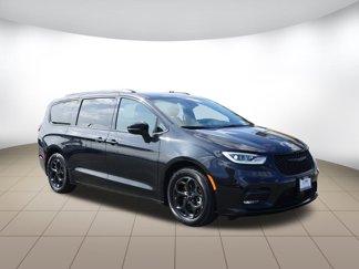 Used 2024 Chrysler Pacifica Premium image 1
