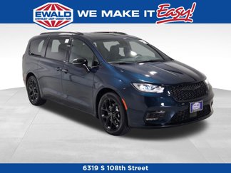 New 2025 Chrysler Pacifica Limited w/ Uconnect Theater Family Group image 1
