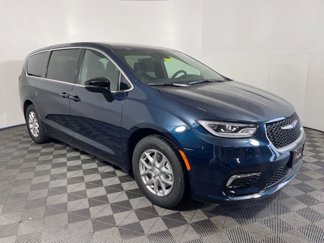 New 2025 Chrysler Pacifica Select image 1