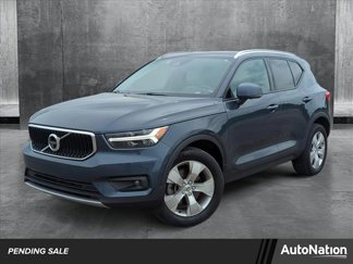 Used 2022 Volvo XC40 T4 Momentum image 1