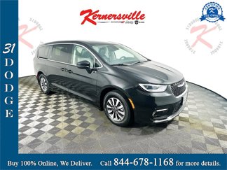 Used 2023 Chrysler Pacifica Touring-L image 1