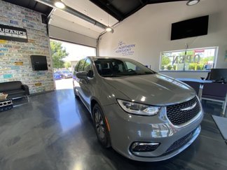 Used 2022 Chrysler Pacifica Touring-L w/ Uconnect Theater Family Group image 1